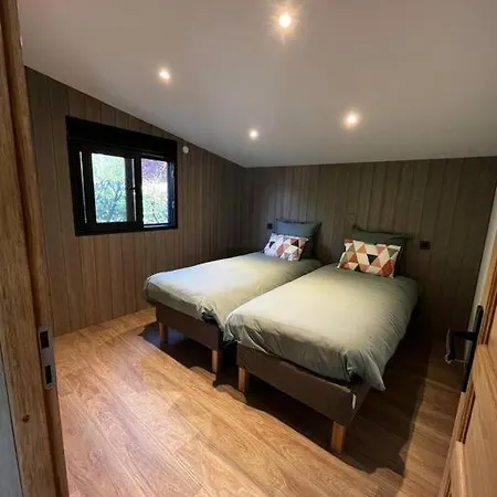 Chalet Moderne Au Bord D'un *