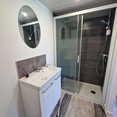 Moderne Au Bord D'un Chalet Saint-Sauveur-les-Bray