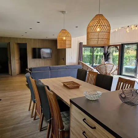 Chalet Moderne Au Bord D'un Saint-Sauveur-les-Bray